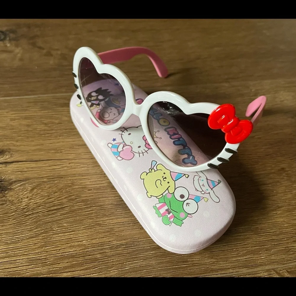 HELLO KITTY-NWT Children’s Sunglasses with Sanrio Case